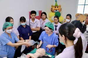 ราชวิทยาลัยจุฬาภรณ์ ร่วมกับ โรงพยาบาลจุฬาภรณ์ และ ศูนย์ไซโคลตรอนและเพทสแกนแห่งชาติ เปิดประสบการณ์ “ฐานการเรียนรู้ทางการแพทย์” ให้นักเรียนมัธยมศึกษาตอนปลายสายวิทยาศาสตร์เยี่ยมชมศูนย์การรักษา ในโครงการ CRA Open House แนะแนวศึกษาต่อสายวิทยาศาสตร์สุขภาพ ประจำปีการศึกษา 2569