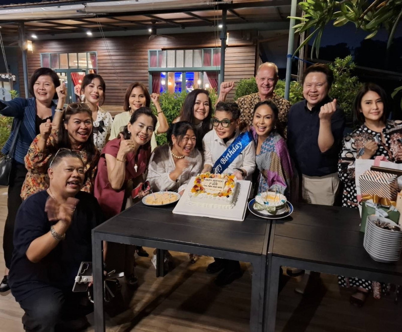 Happy Birthday เอิร์ธ สายสว่าง เรียกว่า ยังคงเป็นที่รักของเหล่าเซเลบริตี้ และ สื่อมวลชนสายไลฟ์สไตล์ เช่นเดิม สำหรับ เอิร์ธ สายสว่าง ฉายา “เจ้าแม่แห่งวงการประชาสัมพันธ์โรงแรม” เหมือนเดิม