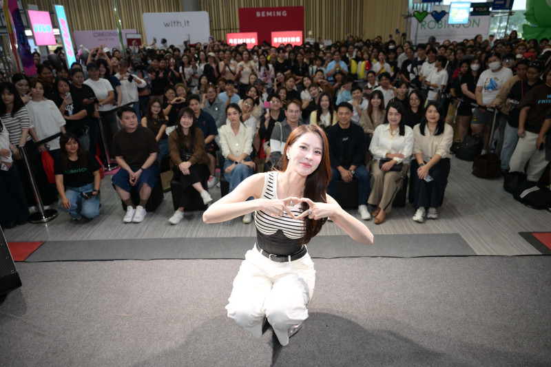 “ปุยนุ่น วรางค์ศิริ” ปล่อยดาเมจความน่ารักเกินต้าน! เสิร์ฟโมเมนต์ฟิน ๆ ในงาน “ROBINSON R-STREET” โซนแฟชั่นใหม่ของห้างโรบินสัน ณ Alive Park Hall ชั้น G ศูนย์การค้าฟิวเจอร์พาร์ค รังสิต เมื่อวันที่ 18 ตุลาคม 2569 ที่ผ่านมา